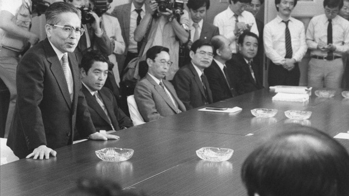 会議で発言中の吉野良彦主計局長（1985年7月）