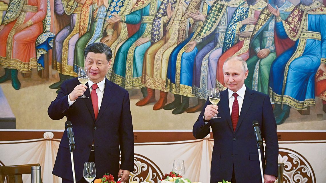 中ロ首脳会談でグラスを掲げる習主席とプーチン大統領