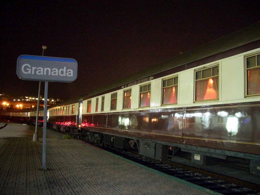 スペインの豪華列車「アル・アンダルス」夜のグラナダ駅にたたずむ（筆者撮影）