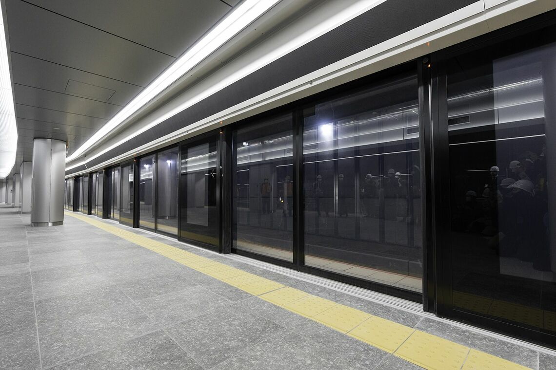 21番のりばに設置されたフルスクリーン型のホームドア。戸袋部と左右のドアで 1 セットを構成するドアの上は連続するLED式ディスプレイ（写真：山下大祐）