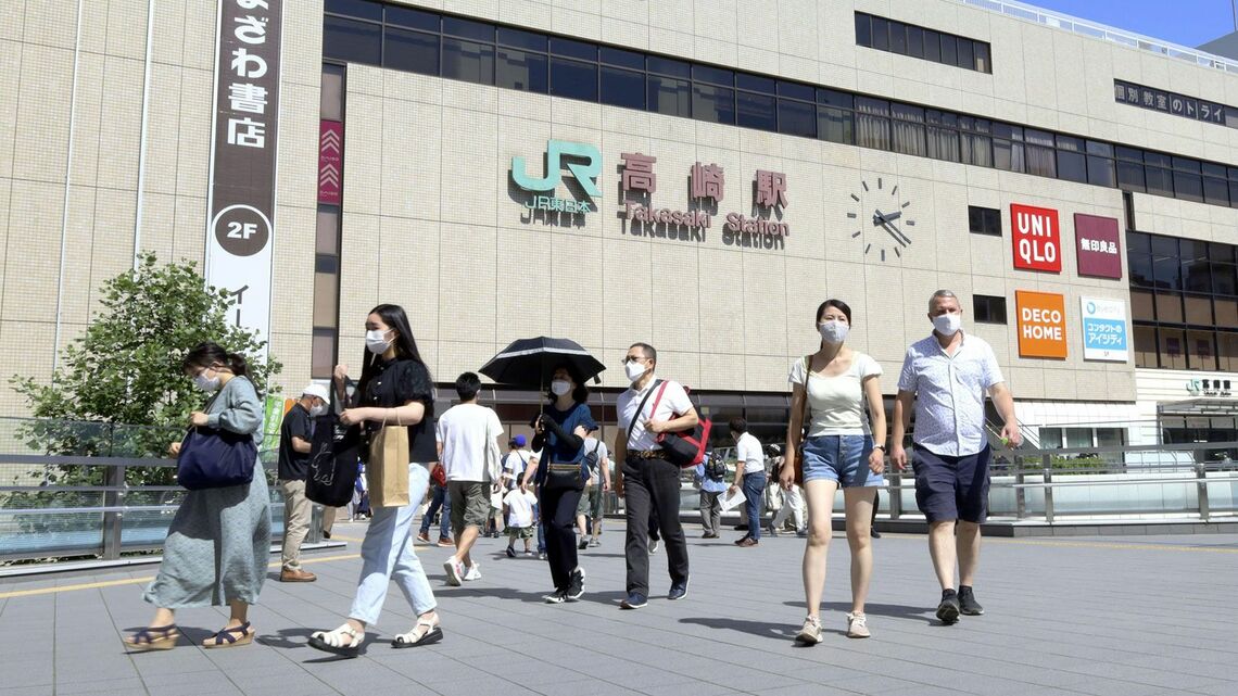 5月29日午後、猛暑の中でJR高崎駅前を歩く人たち（群馬県高崎市、写真：共同通信）