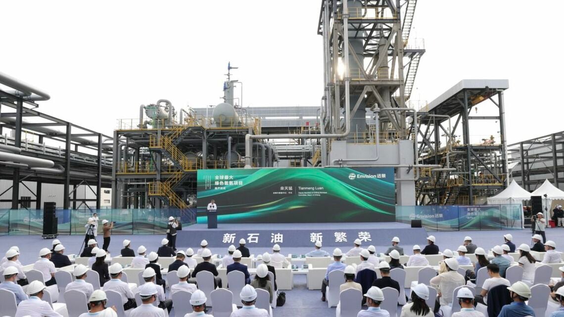遠景科技集団は風力・太陽光発電のコストが低い内モンゴル自治区にグリーン水素・アンモニアの大規模製造拠点を建設した。写真は第1期プラントの操業開始式典(同社ウェブサイトより)