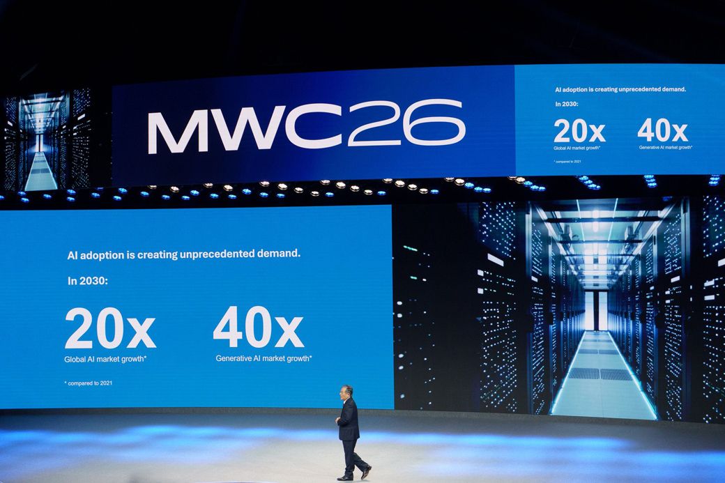 島田社長はAI市場が2030年までに20倍、生成AIは40倍に拡大するとの予測を示した（写真：筆者撮影）
