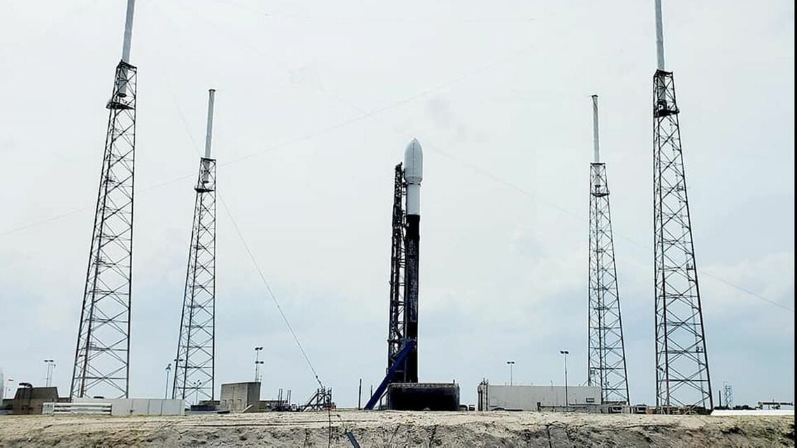 スペースXのロケット「ファルコン9」。当日は朝から悪天候で、直前まで打ち上げが危ぶまれた（写真：SPACE NTK）
