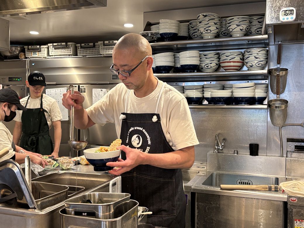 カウンターに立つ中島崇宏さん