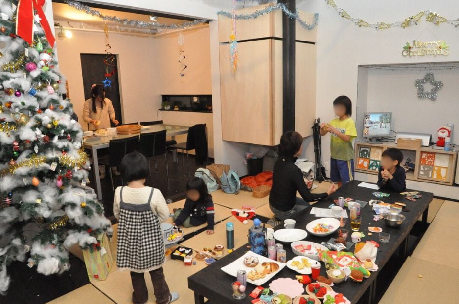 床から出てくるテーブルはホームパーティーでも活躍した（写真：片山さん提供）