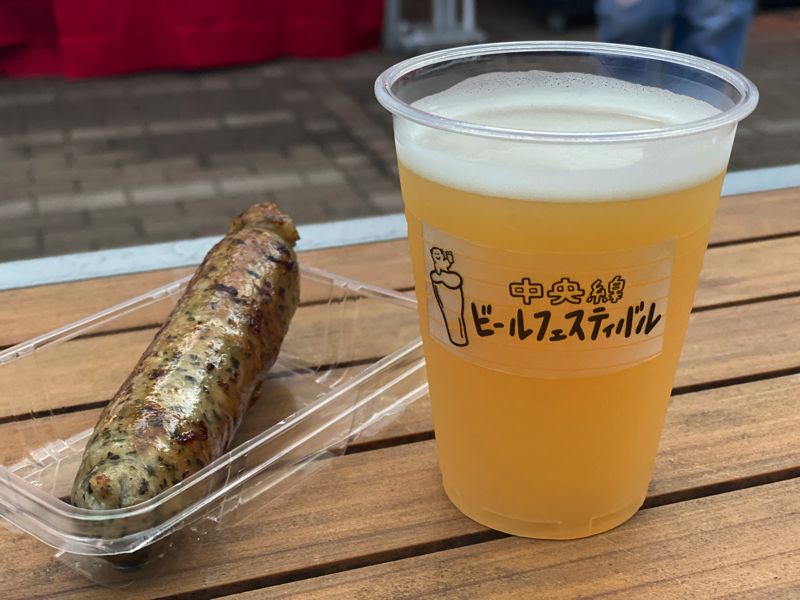 「26Kブルワリー」のビーチセッションIPAとソーセージ（筆者撮影）