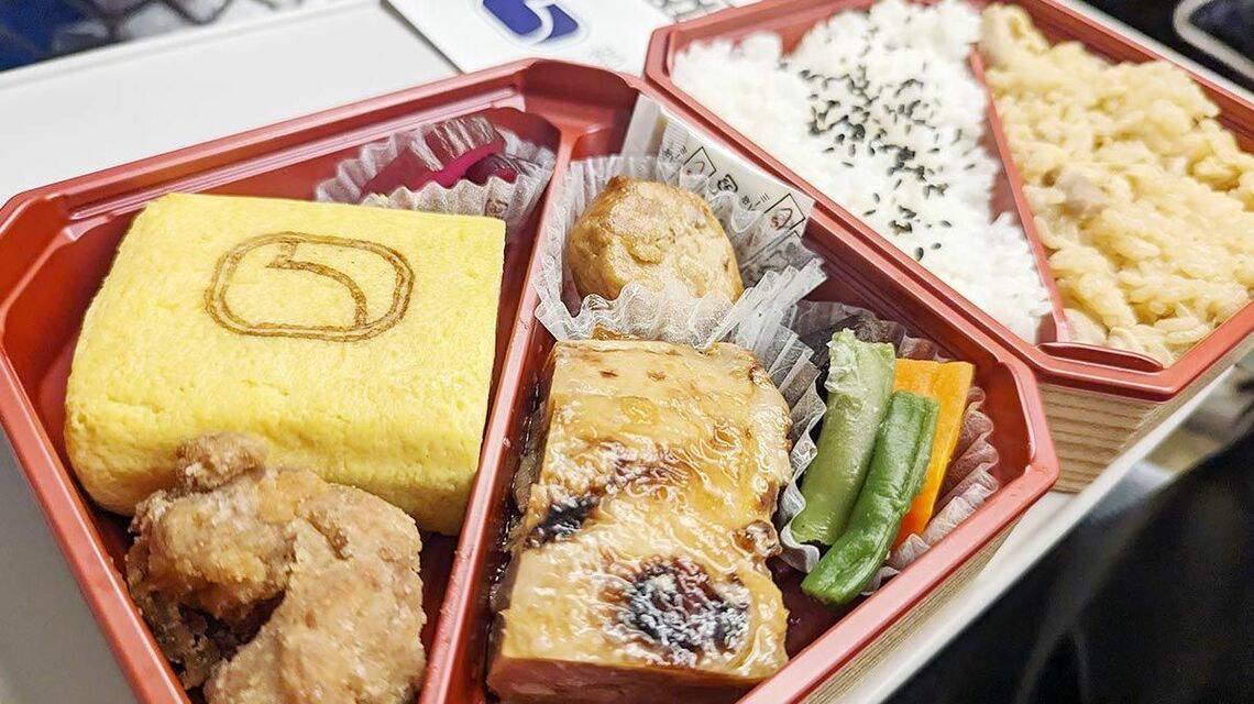 「車窓食堂」ブランドの新駅弁「二段重 山 ～鶏とだし巻卵～」（写真：恵 知仁）