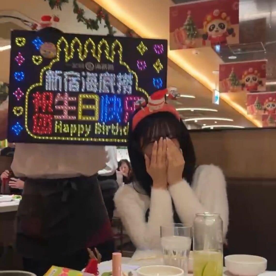 ノリノリの店員に祝ってもらうが、周囲が気になって恥ずかしい（画像利用許可を取得）