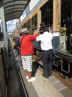 低いホームから見ると床面は高い