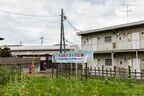 大谷向駅前にはタチアオイを植えた一角も。タチアオイは
