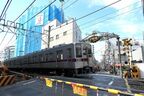 踏切の奥に商店街