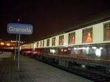スペインの豪華列車「アル・アンダルス」夜のグラナダ駅にたたずむ（筆者撮影）