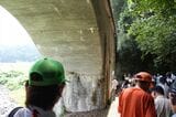 （旧線）石見佐野―石見今福間：「おろち泣き橋」を下から見る。この場所では近くを流れる川の音が大きく聞こえることから、4連アーチ橋を大蛇（おろち）、川の音を「鳴き声」に見立てて「おろち泣き橋」と呼ばれるようになった（筆者撮影）