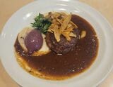 「ビーフ100％ハンバーグ ペリグーソース～ごぼうのチップをのせて～」（筆者撮影） 