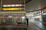 改札外にはコンビニも。頭上のオシャレなデザインの案内サインは駅の随所で見られる（記者撮影）