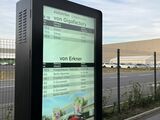 テスラ南駅の発車案内。エルクナー駅からの接続列車も表示する（筆者撮影）