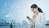 スマホを見る女性