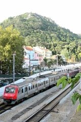 山の上の古城をバックに走る近郊電車（筆者撮影）