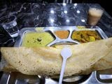南インド料理の定番マサラドーサは大衆的な店ではチャイ付き300円以下（筆者撮影）
