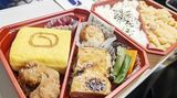「車窓食堂」ブランドの新駅弁「二段重 山 ～鶏とだし巻卵～」（写真：恵 知仁）
