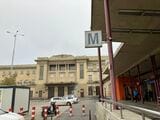 ブカレスト北駅にある地下鉄駅への入口。「M」のマークが目印（筆者撮影）