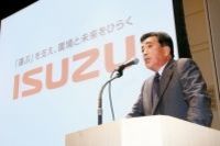 日野とも握手 協業を加速するいすゞの新戦略