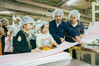 藤高でのタオル作り体験で、子どもが布を切る作業をする様子