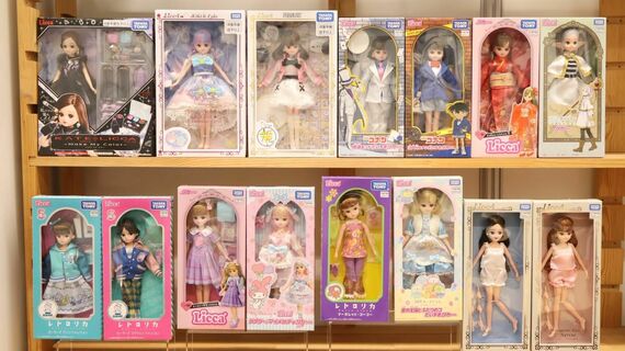 多様な衣装やコラボレーションを展開しながら、時代に合わせて姿を更新してきたリカちゃん（写真：筆者撮影）