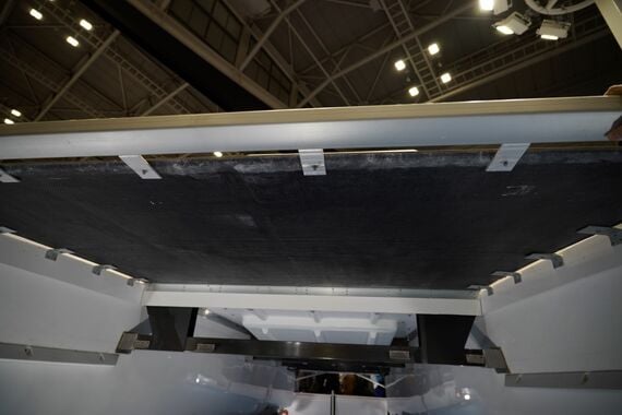 戦隊にはバサルト繊維を使用。ルーフ上には、太陽光パネルも敷き詰められている