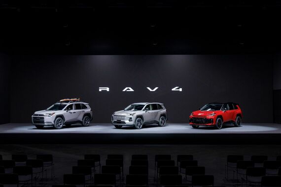 ワールドプレミアでは公開された3つのテイストを持つ「RAV4」(写真:トヨタ自動車)
