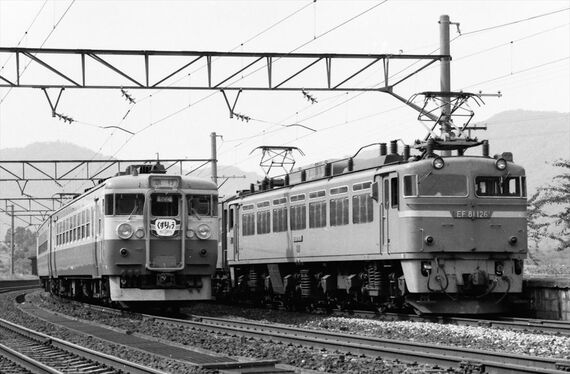 EF81牽引貨物列車と急行「くずりゅう」