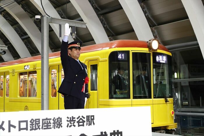 新ホームを発車する1番列車