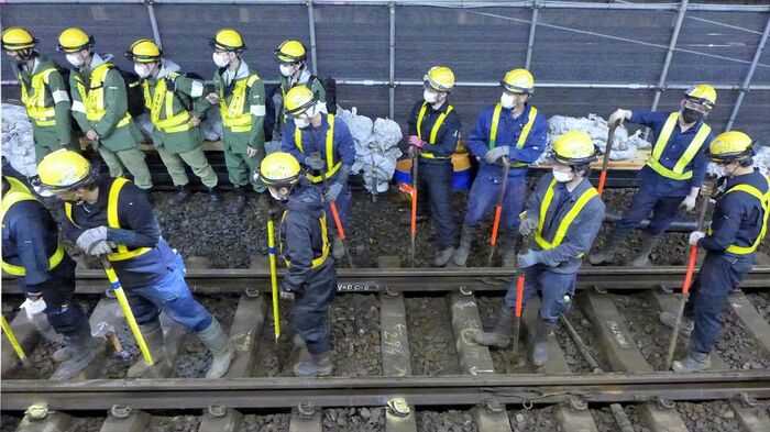 ほぼ移動し終えた線路の確認中