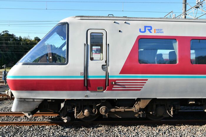 真横から見たパノラマグリーン車