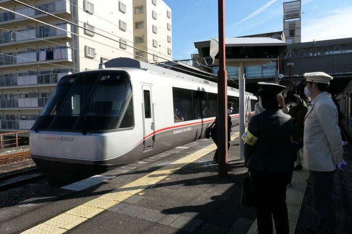 秦野駅に停車するロマンスカー