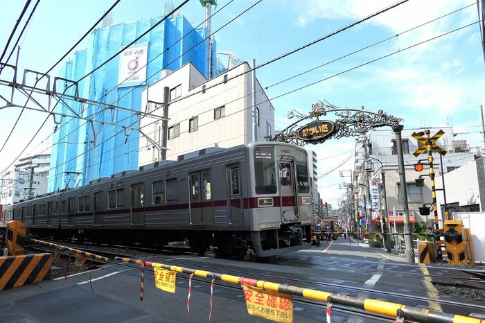 踏切の奥に商店街
