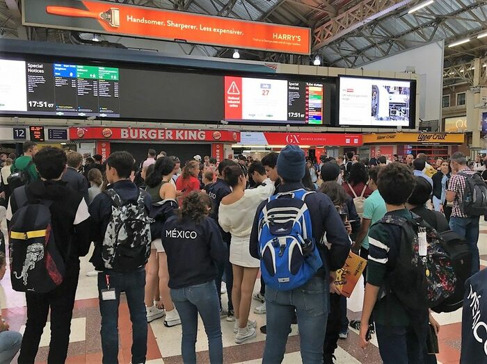 混雑するロンドンの駅