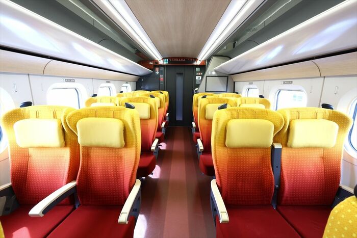 E8系普通車の室内