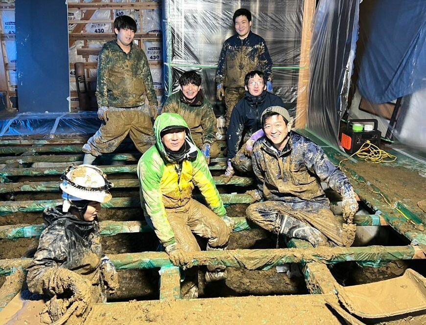 能登半島地震の被災地での支援活動。前列右が高橋さん（本人提供）