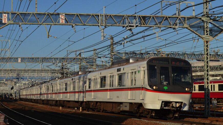 まもなく引退する5300形。5300形では先頭部に細かな違いがあり、スカートの短いタイプは写真の5314編成を最後に引退している（筆者撮影）