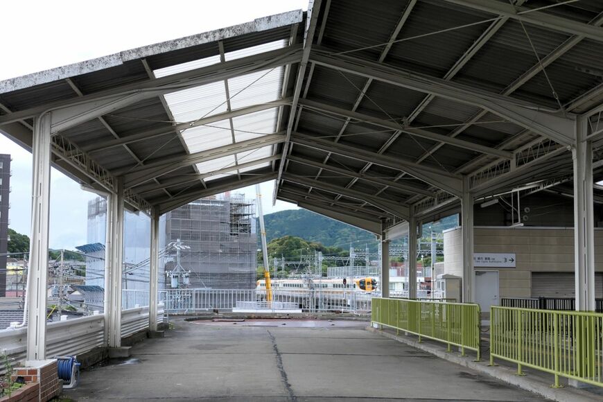 外側にも一部に屋根があった（記者撮影）