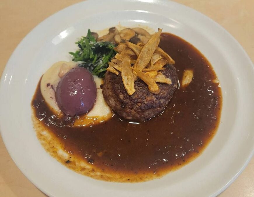 「ビーフ100％ハンバーグ ペリグーソース～ごぼうのチップをのせて～」（筆者撮影） 