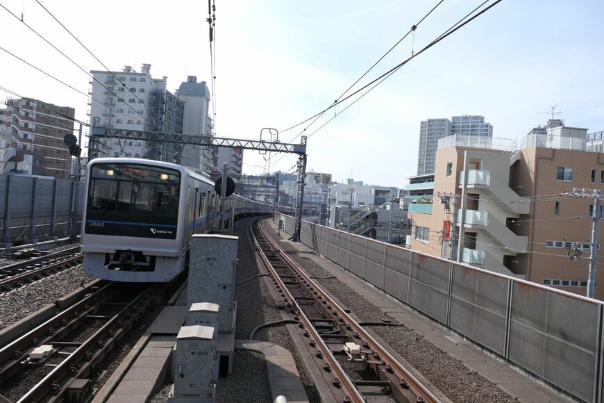 登戸駅の3番ホームに到着する快速急行新宿行き。3番線は複々線区間の急行線だ（記者撮影）