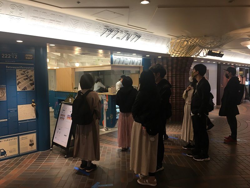 イクスピアリ内のフツウニフルウツ舞浜出張所は、開店と同時に行列ができる。休日には480個が昼過ぎに品切れになってしまうという（筆者撮影）