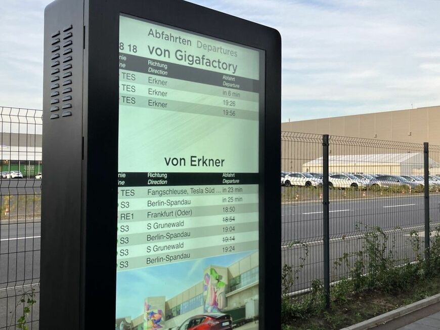 テスラ南駅の発車案内。エルクナー駅からの接続列車も表示する（筆者撮影）