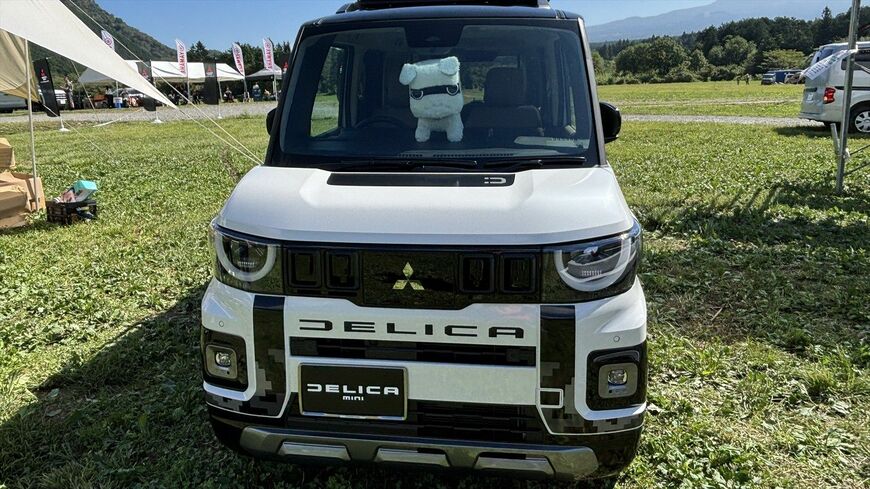 新型「デリカミニ」と新しく登場した白い「デリ丸。」（筆者撮影）