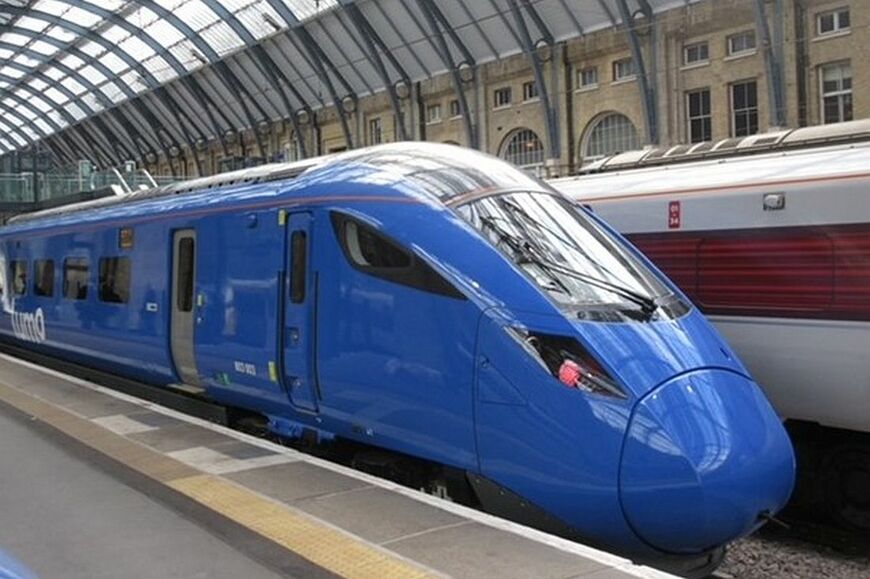 イギリスの格安高速列車「Lumo」。欧州では航空のLCCと同様に格安列車の運行が増えている＝ロンドン・キングスクロス駅（筆者撮影）