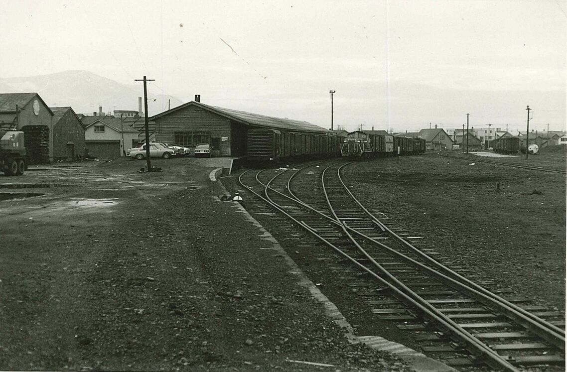 1975年頃の岩内駅。牽引機はディーゼル機関車に変わっ