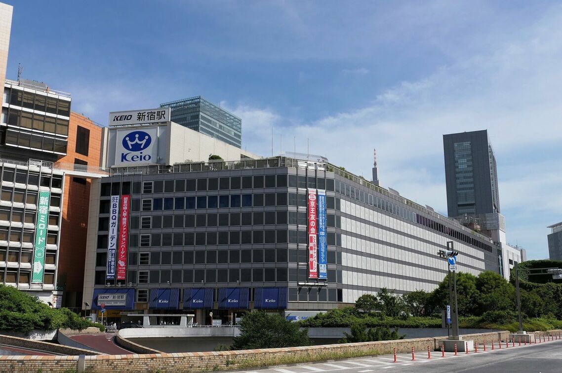 右奥に見える建物がJR東日本本社ビル。